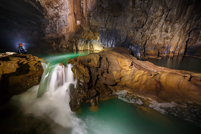 Thác nước trong hang Tú Làn. (Nguồn: Oxalis Adventures/Vietnam+) Hang Tú Làn: Choáng ngợp vẻ đẹp hoang sơ, kỳ diệu của tạo hóa ảnh 1