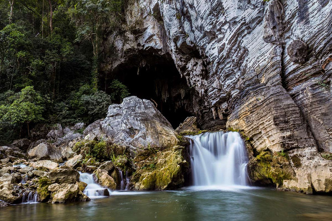 Bên ngoài hang Tú Làn. (Nguồn: Oxalis Adventures/Vietnam+) Hang Tú Làn: Choáng ngợp vẻ đẹp hoang sơ, kỳ diệu của tạo hóa ảnh 3