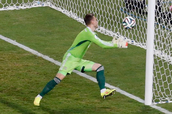 Ảnh động pha mắc lỗi ngớ ngẩn của thủ môn đội tuyển Nga ảnh 1