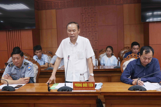 Thứ trưởng Bộ Nông nghiệp và Phát triển Nông thôn Phùng Đức Tiến phát biểu tại buổi làm việc. (Ảnh: Đoàn Hữu Trung/TTXVN) TTXVN_1906QuangnamIUU2.jpg