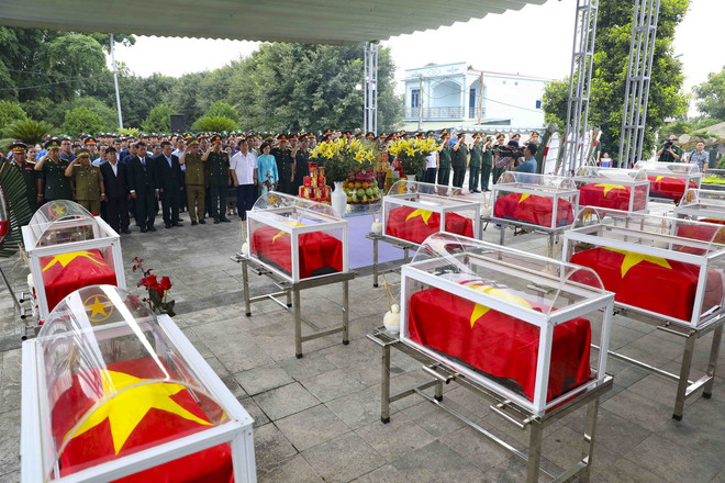 Lễ truy điệu, an táng hài cốt liệt sỹ tại Nghĩa trang Tông Khao, tỉnh Điện Biên. (Ảnh: Xuân Tư/TTXVN) TTXVN_1906Dienbienlietsy2.jpg
