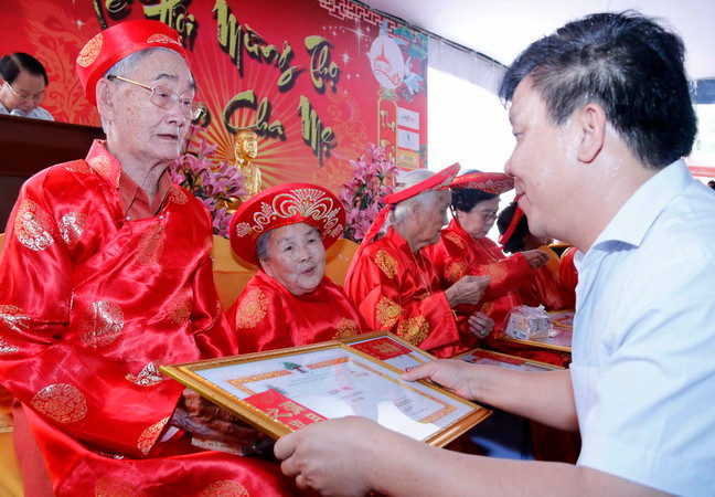 Ấm áp lễ mừng thọ đầu tiên cho kiều bào cao tuổi tại Lào ảnh 1