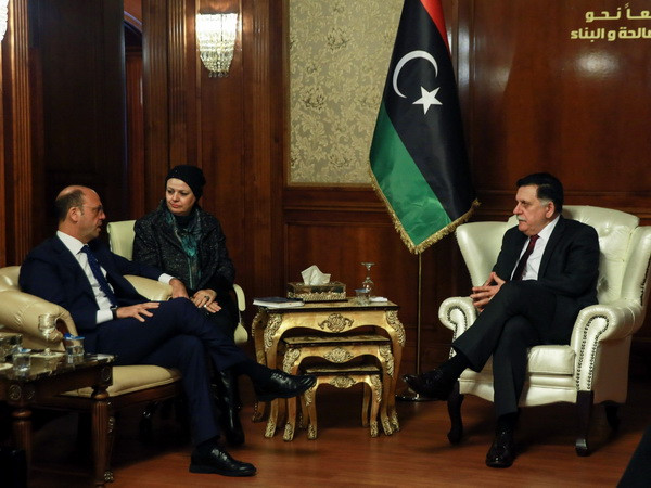 Thủ tướng Libya Fayez al-Sarraj (phải) và Ngoại trưởng Italy Angelino Alfano (trái) trong cuộc gặp tại Tripoli ngày 23/12. (Nguồn: THX/TTXVN) Thủ tướng Libya: Bầu cử có thể giải quyết xung đột chính trị ảnh 1