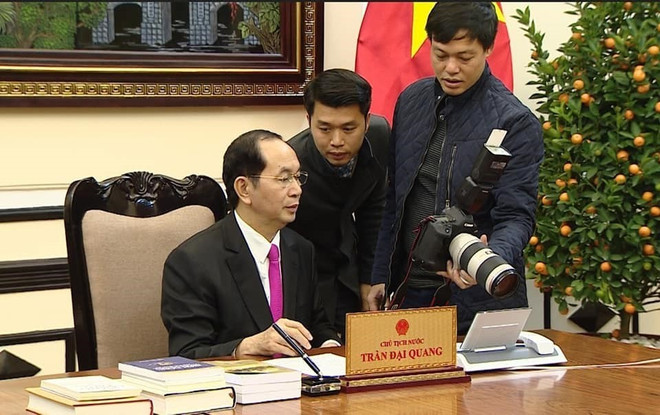 Hình ảnh Chủ tịch nước Trần Đại Quang với phóng viên chuyên trách ảnh 1