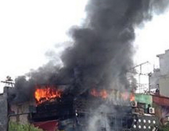 Cháy cơ sở sản xuất rượu giữa khu dân cư, 4 công nhân suýt chết ảnh 1