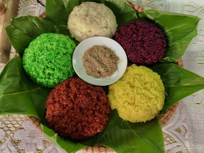 Xôi ngũ sắc của người dân Phú Thọ. (Nguồn: dulichtaybac.vn) Đặc sản xôi ngũ sắc - mỹ vị hội tụ tinh hoa của đất trời Tây Bắc ảnh 1