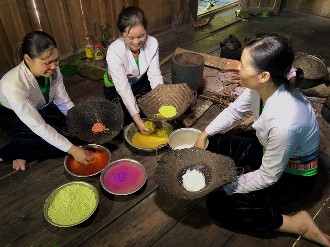 Công đoạn nhuộm màu cho xôi. (Nguồn: dulichtaybac.vn) Đặc sản xôi ngũ sắc - mỹ vị hội tụ tinh hoa của đất trời Tây Bắc ảnh 2