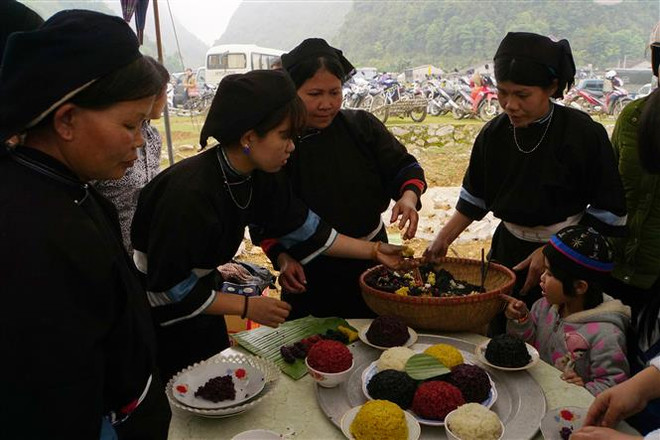 Xôi ngũ sắc của người Cao Bằng. (Ảnh: Phạm Khoa/TTXVN) Đặc sản xôi ngũ sắc - mỹ vị hội tụ tinh hoa của đất trời Tây Bắc ảnh 3