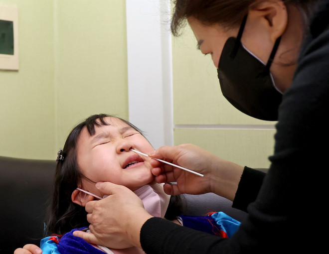 Những yếu tố quyết định việc lây nhiễm COVID-19 từ con sang bố mẹ ảnh 1