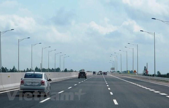 Phương tiện lưu thông trên một tuyến cao tốc. (Ảnh: Việt Hùng/Vietnam+) Nhà đầu tư 'ăn đong' sẽ không dám tham gia dự án cao tốc Bắc-Nam ảnh 1