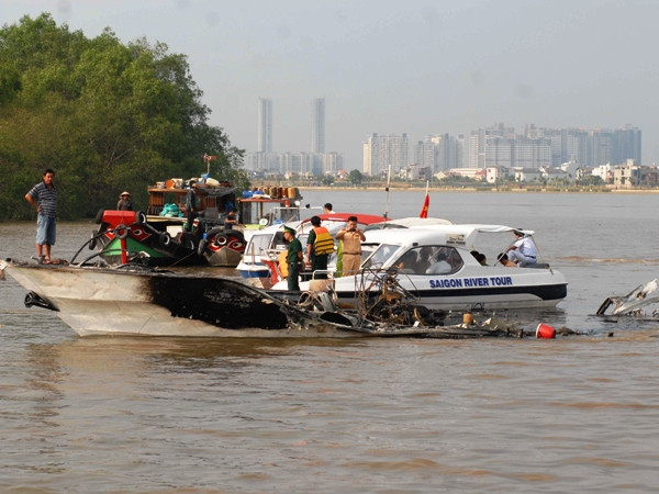 Ảnh: Hiện trường vụ tai nạn tàu cao tốc cánh ngầm ở Thành phố Hồ Chí Minh. (Ảnh: Mạnh Linh/TTXVN) “Khai tử” tàu cánh ngầm không đủ điều kiện an toàn ảnh 1