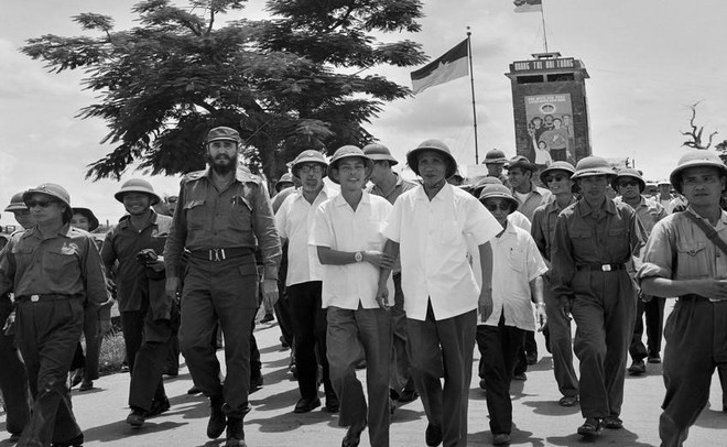 Thủ tướng Phạm Văn Đồng và đồng chí Fidel Castro, Bí thư Thứ nhất Ban Chấp hành Trung ương Đảng Cộng sản Cuba, Thủ tướng Chính phủ cách mạng Cuba thăm thị trấn Đông Hà (Quảng Trị) bị chiến tranh phá hủy, đang được khôi phục lại (Tháng 9/1973). (Ảnh: TTXVN) Nguồn năng lượng cổ vũ nhân dân Việt Nam-Cuba xây dựng Tổ quốc ảnh 1