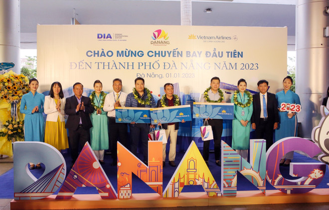 Đà Nẵng đón chuyến bay và hành khách đầu tiên trong Năm mới 2023 ảnh 1