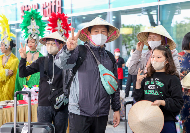 Đà Nẵng đón chuyến bay và hành khách đầu tiên trong Năm mới 2023 ảnh 2