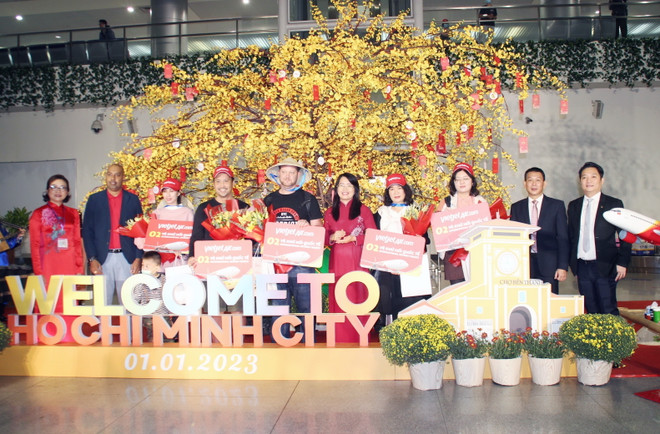 Lễ đón đoàn khách du lịch đến Thành phố Hồ Chí Minh đầu năm 2023 ảnh 2