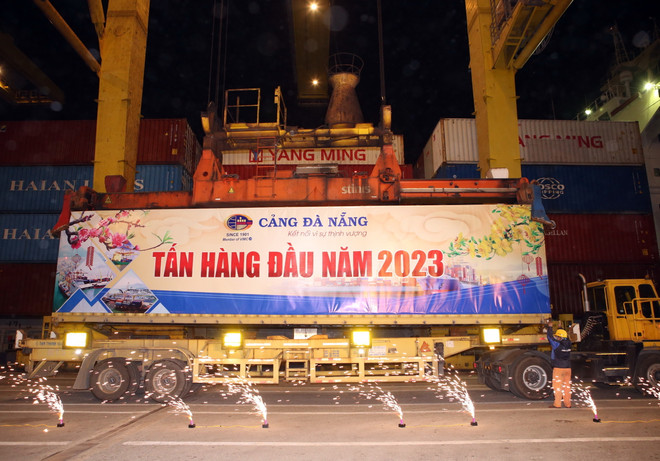 Cảng Đà Nẵng tổ chức đón tấn hàng đầu tiên trong Năm mới 2023 ảnh 2