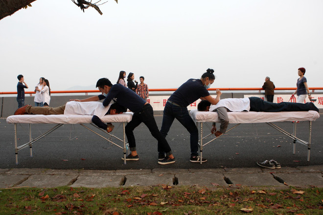 Sửng sốt với dịch vụ massage miễn phí, đặc biệt ngay trên đường ảnh 4