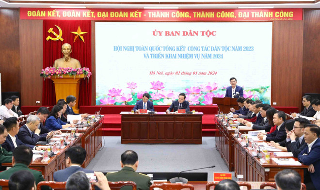 ttxvn-pho-thu-tuong-tran-luu-quang-du-hoi-nghi-trien-khai-cong-tac-dan-toc-nam-2024-0201-2-9135.jpg