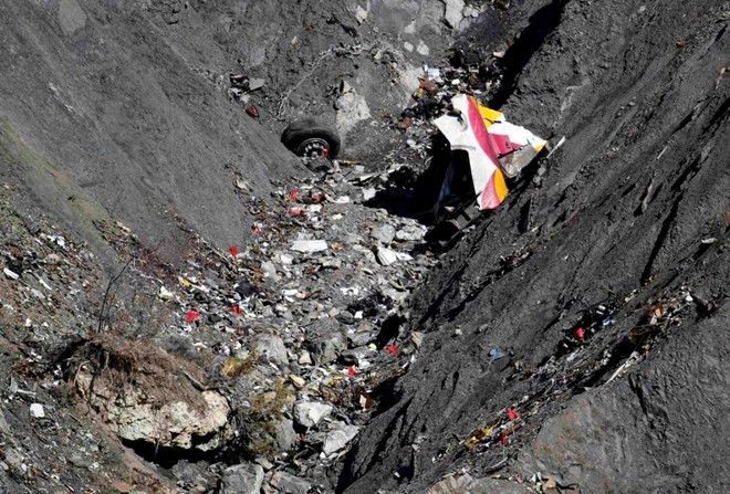 Mảnh vỡ máy bay Airbus A320 của hãng Germanwings tại núi Alps. (Nguồn: AP) Pháp sẽ đưa ra khuyến cáo mới về bảo đảm an toàn hàng không ảnh 1