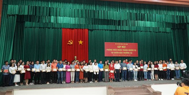 Trao huy hiệu, Kỷ niệm chương cho các nhà báo tác nghiệp tại Trường Sa ảnh 2