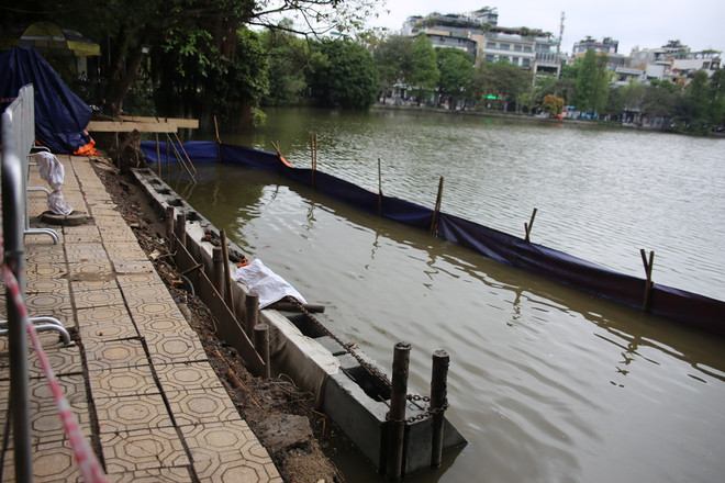 Bờ kè hồ Hoàn Kiếm được cải tạo thế nào sau 2 đêm thi công? ảnh 1