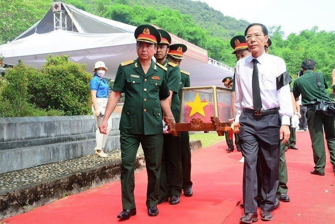 16 hài cốt liệt sỹ quân tình nguyện và chuyên gia Việt Nam hy sinh tại Lào đã được quy tập vào mùa khô năm 2022-2023. (Nguồn: TTXVN phát) Thanh Hóa: An táng 16 hài cốt liệt sỹ Việt Nam hy sinh tại Lào ảnh 1