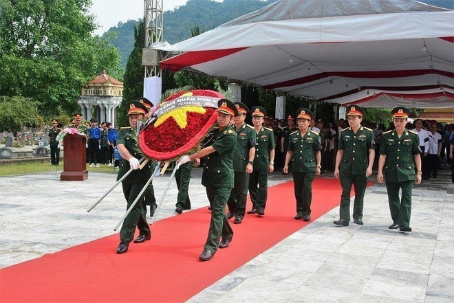Các đại biểu cùng nhân dân địa phương đã bày tỏ lòng biết ơn sâu sắc trước sự hy sinh cao cả của các Anh hùng liệt sỹ. (Ảnh: TTXVN phát) Thanh Hóa: An táng 16 hài cốt liệt sỹ Việt Nam hy sinh tại Lào ảnh 2