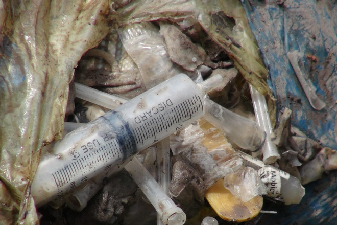 Biên Hòa: Phát hiện số lượng lớn chất thải y tế đổ xuống suối ảnh 1