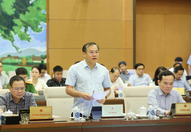 Thứ trưởng Bộ Công an Nguyễn Văn Long trình bày Tờ trình dự án Luật Phòng cháy, chữa cháy và cứu nạn, cứu hộ. (Ảnh: Phương Hoa/TTXVN) ttxvn_nguyen van long.jpg