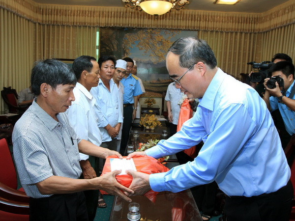 Chủ tịch MTTQ thăm các chiến sỹ bị thương trong vụ rơi máy bay ảnh 1