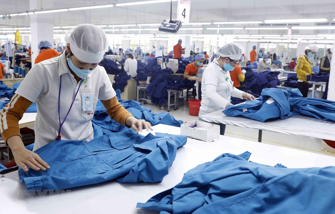 Dây chuyển may hàng xuất khẩu. (Ảnh: Trần Việt/TTXVN) Báo chí quốc tế: Nhiều thành tựu chờ đợi Việt Nam ngay đầu thập kỷ ảnh 1