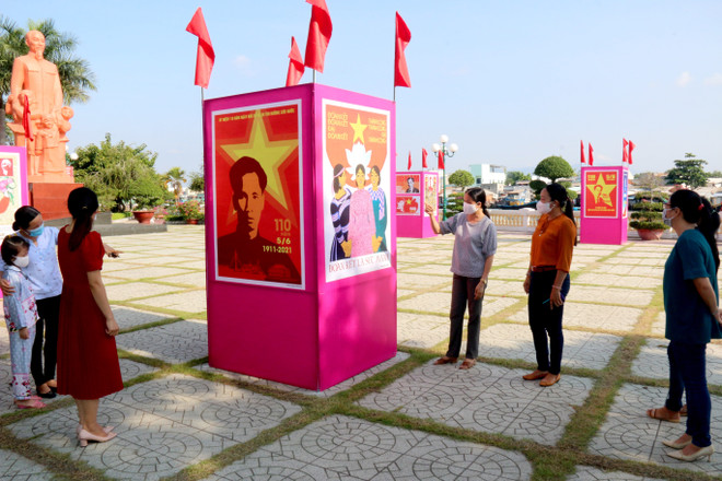 Triển lãm tranh cổ động kỷ niệm 110 năm Ngày Bác Hồ tìm đường cứu nước ảnh 1