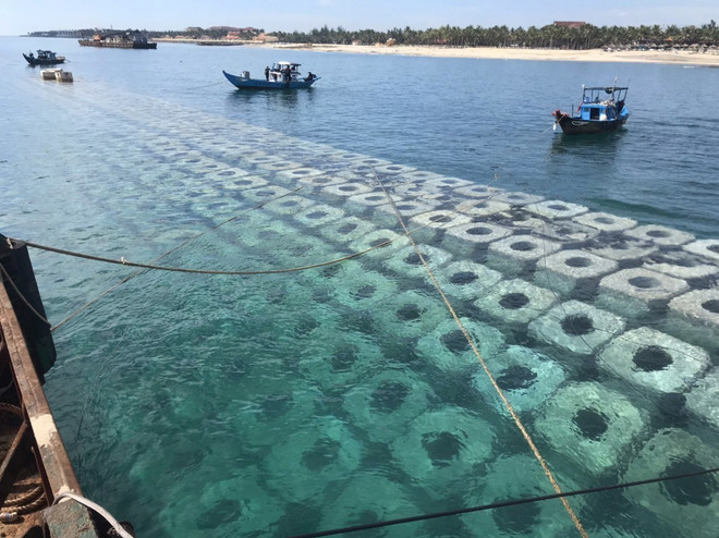 Quảng Nam xây đê ngầm, tạo bãi chống sạt lở khẩn cấp bờ biển Cửa Đại ảnh 1