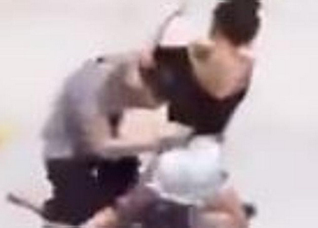 Hai cô gái đánh đập dã man nữ sinh 15 tuổi rồi đăng lên Facebook ảnh 1