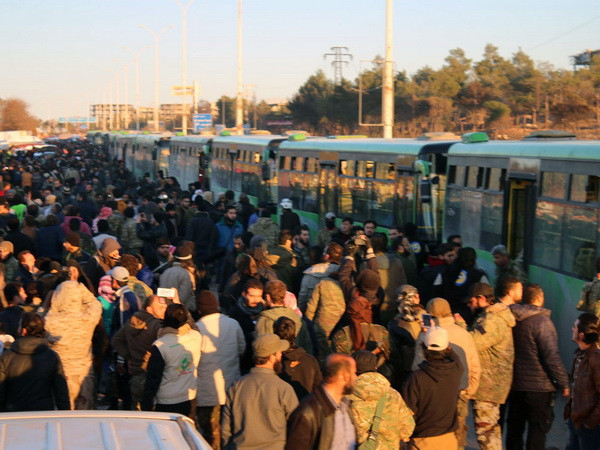 Người dân ở phía Đông Aleppo chờ sơ tán ngày 16/12. (Nguồn: AP/TTXVN) Hội đồng Bảo an sẽ bỏ phiếu về việc đưa quan sát viên đến Aleppo ảnh 1
