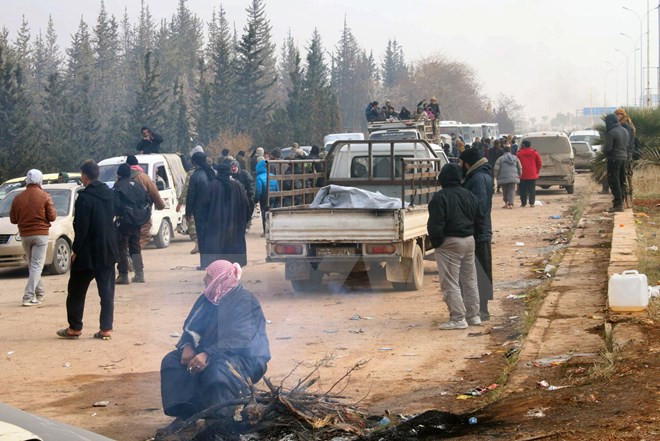 Người dân ở phía Đông Aleppo chờ sơ tán ngày 16/12. (Nguồn: AP/TTXVN) Sự kiện quốc tế 12-18/12: Nhiều tín hiệu vui trong tuần ảnh 1