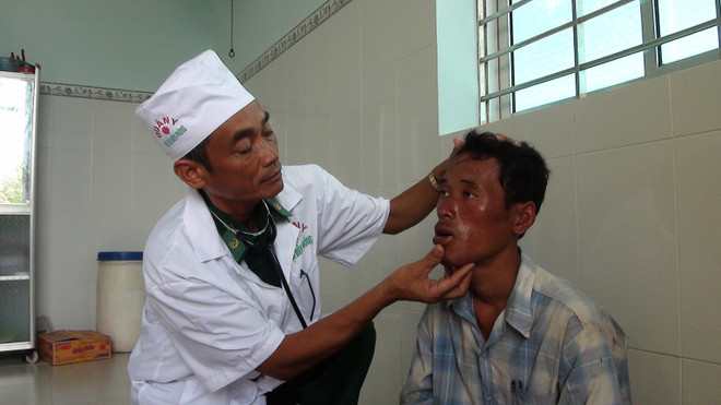 Ba ngư dân nhảy xuống biển khi khai thác thủy sản, 1 người mất tích ảnh 1