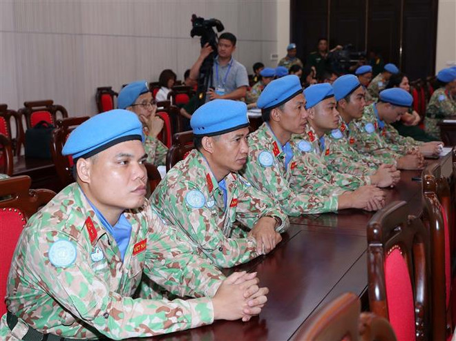 Các sỹ quan Cục Gìn giữ hòa bình Việt Nam dự hội nghị. (Ảnh: Trọng Đức/TTXVN) Đảm bảo chế độ, chính sách với đối tượng tham gia Gìn giữ Hòa bình ảnh 2