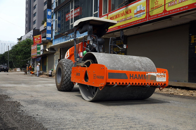 Thi công hầm chui Trung Hòa-Lê Văn Lương. (Ảnh: Huy Hùng/TTXVN) Hà Nội: Đẩy nhanh tiến độ thi công công trình khi nới lỏng giãn cách ảnh 1
