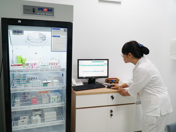 Tủ lưu trữ vắcxin hiện đại tại phòng Tiêm vắc xin của Trung tâm. Ảnh: Phương Vy-TTXVN. Thêm một trung tâm tiêm chủng vắcxin chất lượng cao tại TP.HCM ảnh 2
