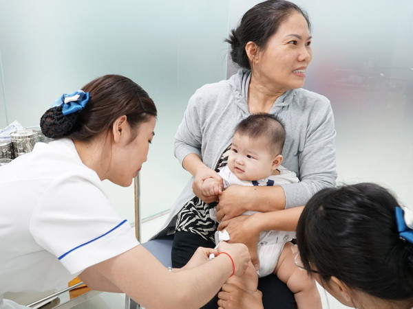 Tiêm vắcxin cho trẻ tại Trung tâm. (Ảnh: Phương Vy/TTXVN) Thêm một trung tâm tiêm chủng vắcxin chất lượng cao tại TP.HCM ảnh 1