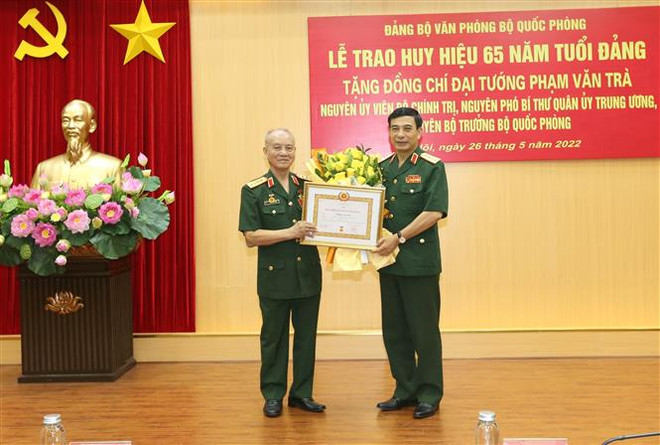 Đại tướng Phạm Văn Trà vinh dự được đón nhận Huy hiệu 65 năm tuổi Đảng ảnh 2