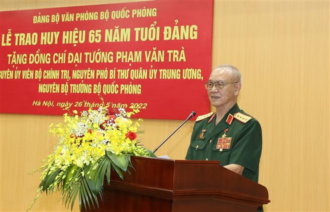 Đại tướng Phạm Văn Trà vinh dự được đón nhận Huy hiệu 65 năm tuổi Đảng ảnh 3