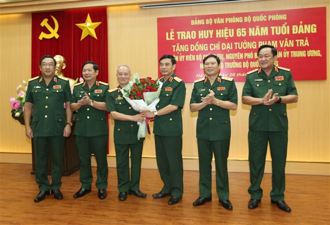 Đại tướng Phạm Văn Trà vinh dự được đón nhận Huy hiệu 65 năm tuổi Đảng ảnh 1