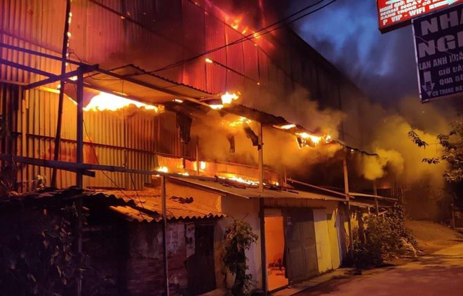 Hiện trường vụ cháy Công ty Bóng đèn phích nước Rạng Đông. (Nguồn ảnh: Vietnam+) Bộ TN-MT sẽ báo cáo Thủ tướng sự cố cháy tại Công ty Rạng Đông ảnh 1