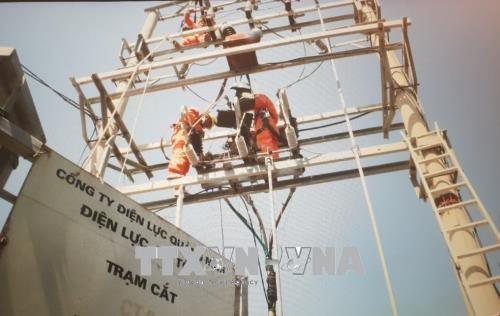 Công nhân Công ty Điện lực Quảng Ninh khắc phục sự cố sét đánh hỏng đường dây truyền tải điện 22kV khiến toàn bộ đảo huyện đảo Cô Tô mất điện. (Ảnh: Văn Đức/TTXVN) Sự kiện trong nước 18-24/6: Vĩnh biệt giáo sư Phan Huy Lê ảnh 7