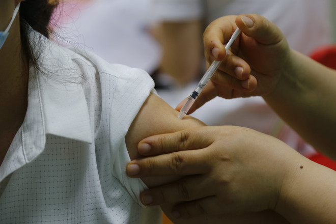 Đà Nẵng triển khai tiêm vaccine, Khánh Hòa tăng cường cho 'điểm nóng' ảnh 1