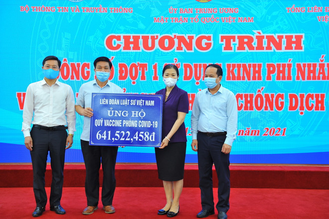 Liên đoàn Luật sư Việt Nam trao tượng trưng số tiền trên 961 triệu đồng ủng hộ Quỹ vaccine phòng COVID-19. (Ảnh: Minh Đức/TTXVN) Tiếp nhận hơn 81 tỷ đồng ủng hộ vào Quỹ vaccine phòng COVID-19 ảnh 1