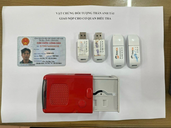 Vật chứng liên quan đến hành vi mua bán trái phép hóa đơn giá trị gia tăng của đối tượng Trần Anh Tài. (Ảnh: TTXVN phát) ttxvn_bat_giam_doi_tuong_mua_ban_trai_phep_gan_1700_hoa_don_gia_tri_gia_tang_2.jpg