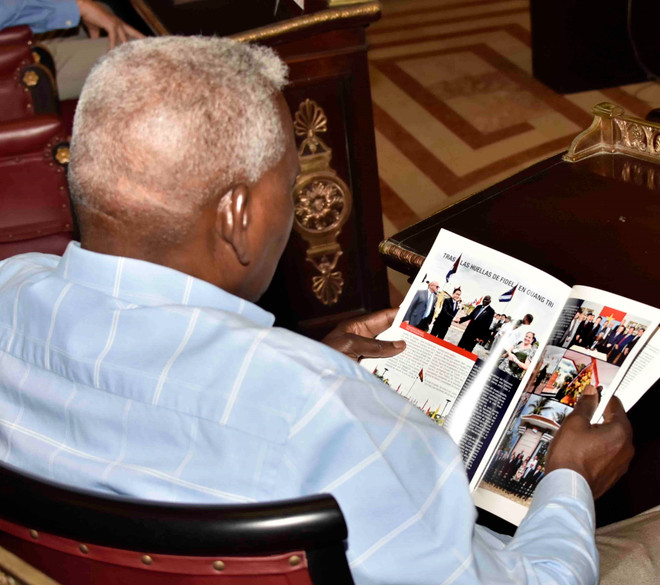 Chủ tịch Quốc hội Cuba Esteban Lazo Hernández đọc Tạp chí Quốc hội đặc biệt 'Cuba và Việt Nam: biểu tượng của tình anh em.' (Ảnh: Mai Phương/TTXVN) ttxvn_quoc_hoi_cuba_ra_mat_an_pham_dac_biet_ve_quan_he_voi_viet_nam_3.jpg